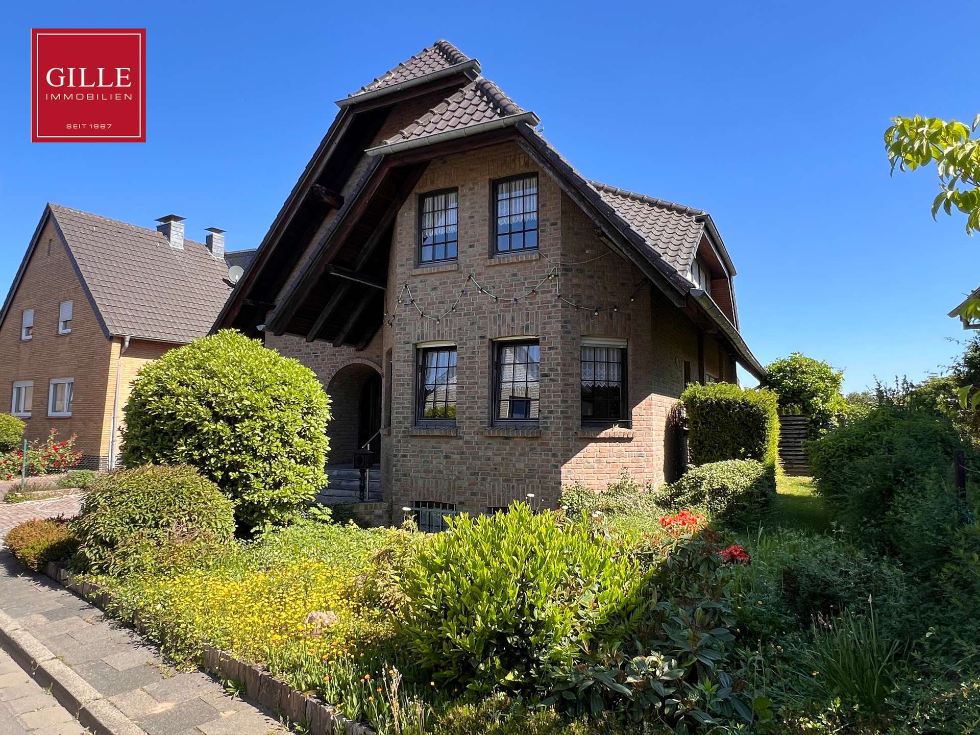 Neuss-Helpenstein: Sehr solides und gepflegtes 1-Familienhaus mit Garten, Kamin, Sauna und Garage
